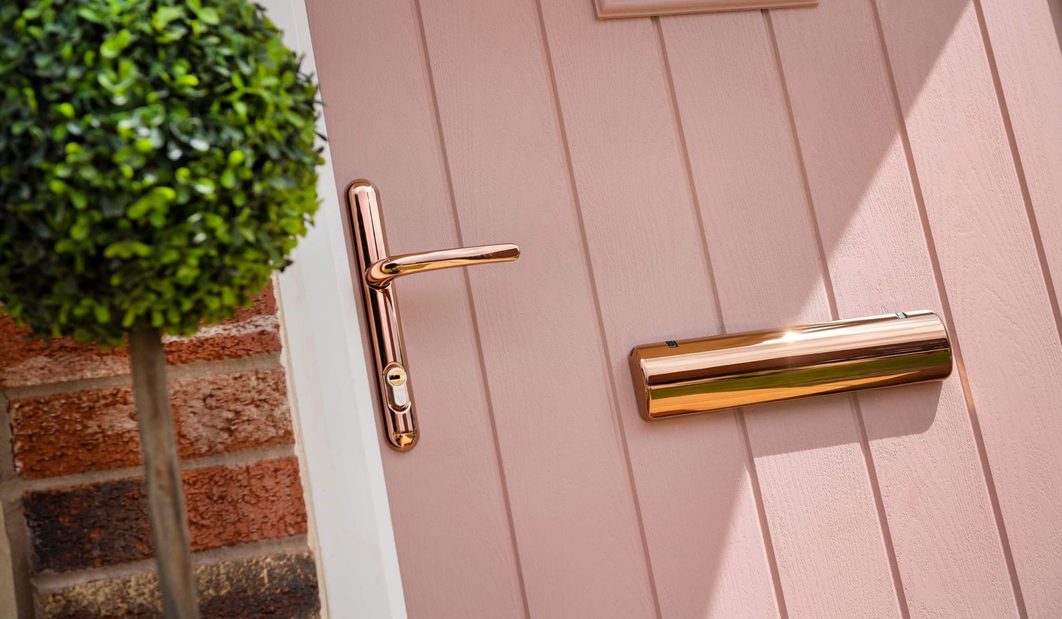 Sweet letterplate and matching handle on a pink front door